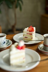 イチゴのショートケーキとホットコーヒー