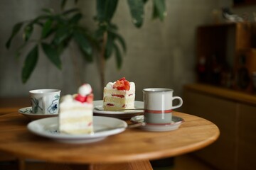 イチゴのショートケーキとホットコーヒー