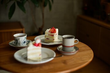 イチゴのショートケーキとホットコーヒー