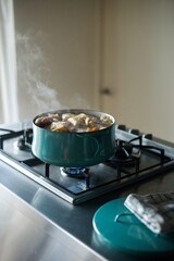 水色の鍋でおでんを煮ているところ