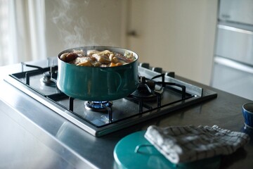 水色の鍋でおでんを煮ているところ