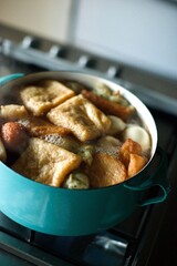 水色の鍋でおでんを煮ているところ