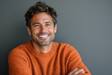 Obraz premium Man with crossed arms, smiling confidently.