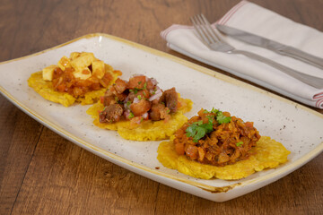 Comida colombiana, trío de patacón