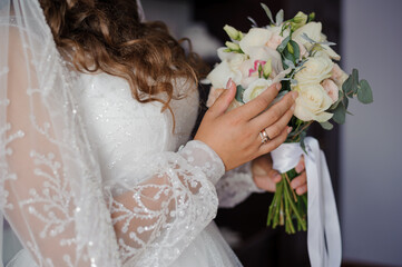 Naklejka premium Elegant Bride Holding a Beautiful Bouquet on Her Wedding Day