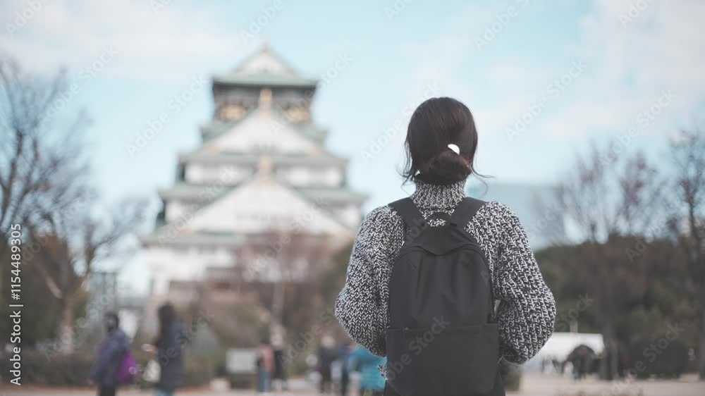 Canvas Prints 大阪城と女性旅行者の後ろ姿