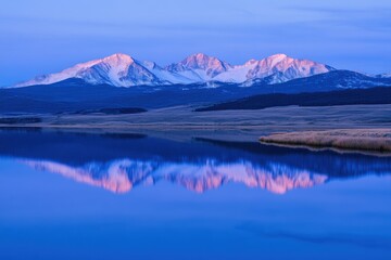 Obraz premium Symmetrical reflection of mountain peaks with alpine lake, blue hour lighting, landscape photography