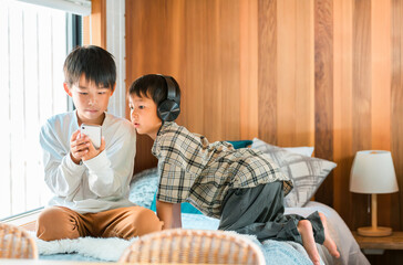 スマホ・スマートフォン・アプリ・SNS・ゲームを使う子供
