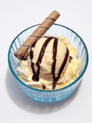 水色の器に入ったバニラアイスクリーム