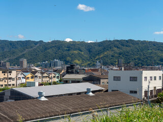 Obraz premium 大和川の堤防道路から見る街と山の風景