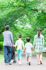 Obraz premium 公園を散歩する家族