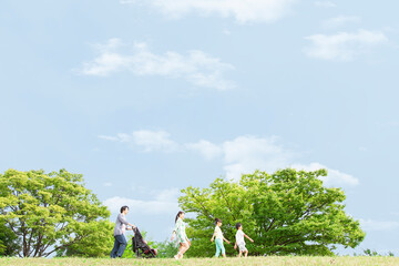 公園を歩く家族