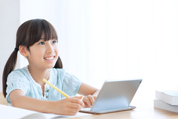 タブレットで勉強する女の子