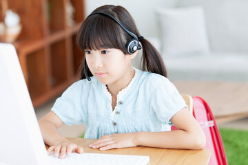 パソコンで勉強する女の子