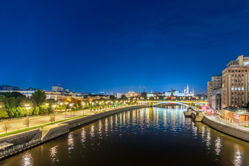 Obraz premium Illuminated Moscow Kremlin and Bolshoy Kamenny Bridge at summer night. View from the Patriarshy pedestrian Bridge