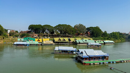 Obraz premium Riverside restaurant in boat at Vientiane, Laos. the place of tourism beautiful natural in Vientiane 