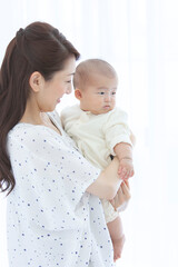 赤ちゃんを抱く母親
