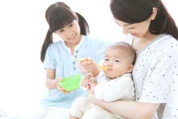 赤ちゃんにご飯を食べさせる母親