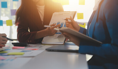 Naklejka premium Meeting with business partners to discuss financial advisors to analyze market growth charts in business reports and plan investment strategies.