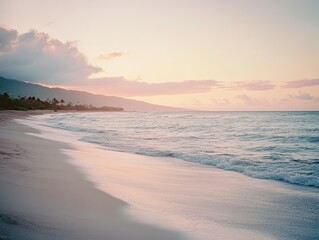 Obraz premium Serene beach at sunset with gentle waves and soft sand.