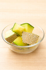 テーブルにみずみずしいメロン