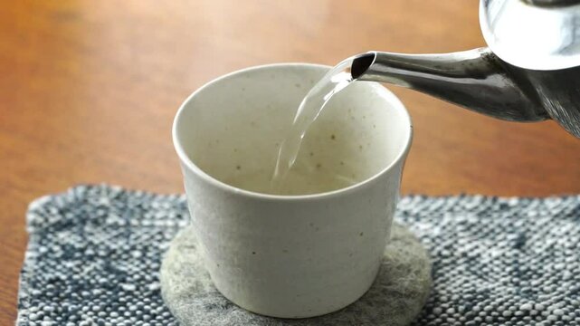白湯を注ぐ