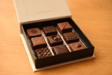 箱に入ったボンボンショコラ
