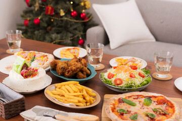 クリスマスパーティーのテーブルを彩る豪華な食事
