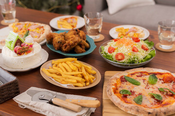 クリスマスパーティーのテーブルを彩る豪華な食事