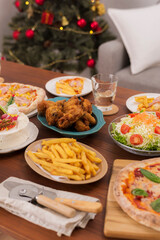 クリスマスパーティーのテーブルを彩る豪華な食事