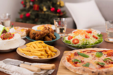 クリスマスパーティーのテーブルを彩る豪華な食事