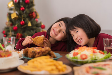 クリスマスの食卓を囲む家族の幸せなひととき