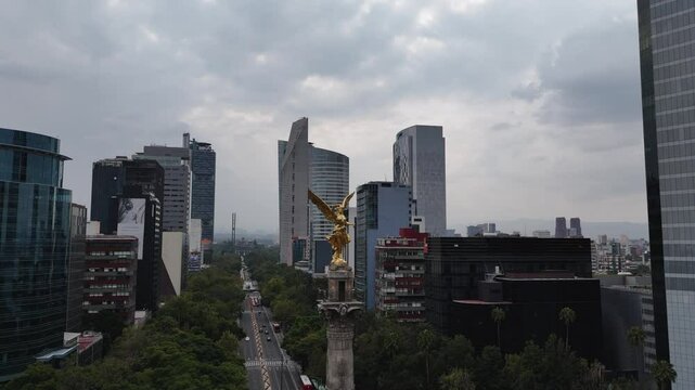 Drone capturing the Independence Monument on Paseo de la Reforma, CDMX