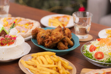 クリスマスパーティーのテーブルを彩る豪華な食事