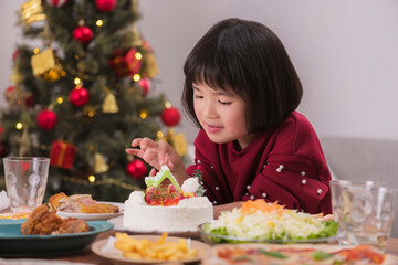 クリスマスケーキを楽しむ女の子
