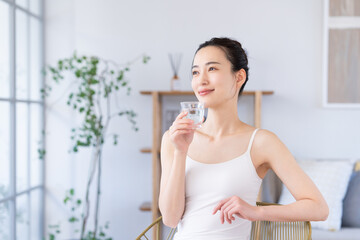 ミネラルウォーターを飲む若い女性