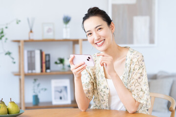 スマホで動画を見る若い女性