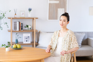 ダイニングでくつろぐ若い女性