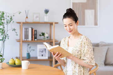 読書する若い女性