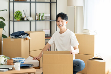 引越しの若い男性