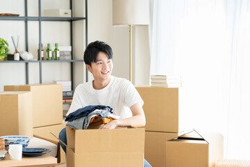 引越しの若い男性