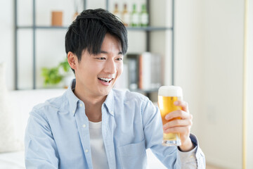 ビールを飲む若い男性