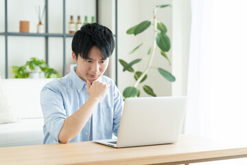 パソコンで悩む若い男性