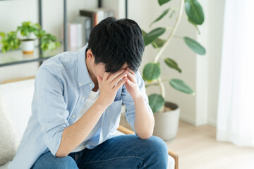 悩む若い男性