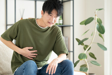 お腹が痛い若い男性