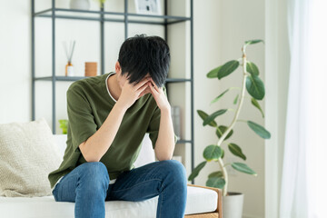 悩む若い男性