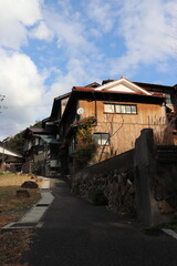 青空と古い2階建ての古民家