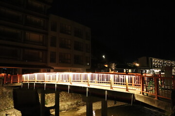 夜にライトアップされた長門湯本の橋