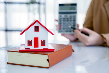 Real estate agent show house price.