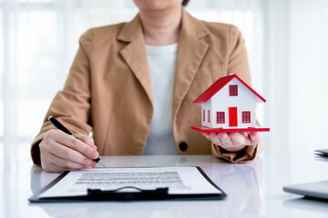 Fototapeta premium Real estate agent negotiating contract with buyer.